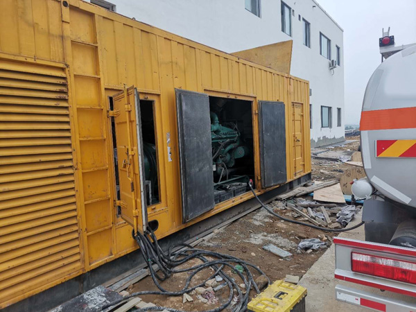 新巴尔虎右如何在发电机出租合同中约定设备的维修和保养责任?