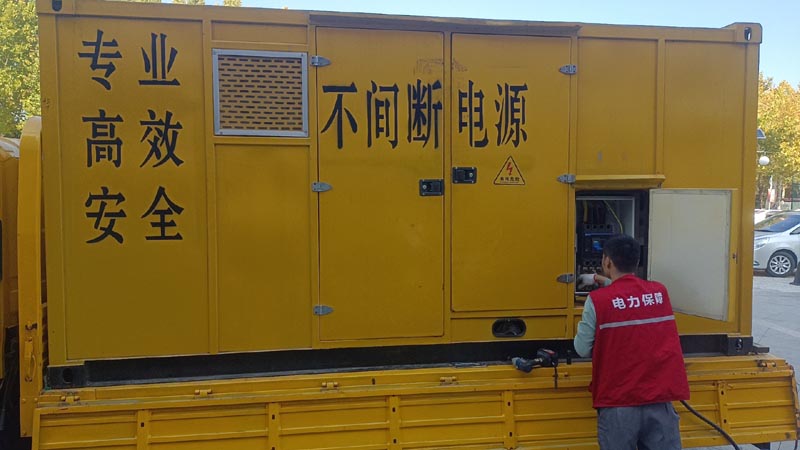 新巴尔虎右柴油发电机组和UPS电源配合使用时，如何避免切换过程中的电力中断？